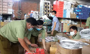 Tạm giữ hàng nghìn sản phẩm gia dụng chưa rõ nguồn gốc xuất xứ