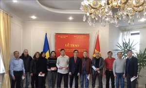 Trao tiền hỗ trợ công dân Việt Nam tại Ukraine có hoàn cảnh khó khăn