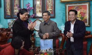 Đồng chí Tòng Thị Phóng thăm, tặng quà các gia đình chính sách tại Sơn La 