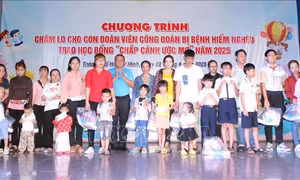 Trao học bổng 'Chắp cánh ước mơ' cho con công nhân có hoàn cảnh đặc biệt khó khăn