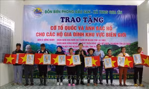 Tặng cờ Tổ quốc và ảnh Bác Hồ cho người dân vùng biên giới