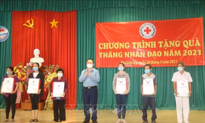 Đồng chí Nguyễn Trọng Nghĩa thăm và tặng quà hộ khó khăn tại Tiền Giang