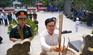 Phó Thủ tướng Phạm Bình Minh dâng hương tại Nghĩa trang Liệt sỹ Quốc gia Vị Xuyên