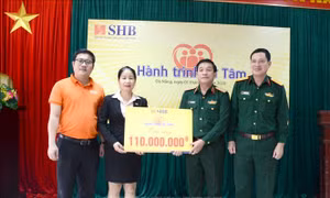 Hỗ trợ gia đình chiến sỹ Quân khu V có hoàn cảnh khó khăn, bị ảnh hưởng bão lũ