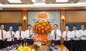 Trưởng Ban Tuyên giáo và Dân vận Trung ương thăm, chúc mừng các tập thể, cá nhân ngành Y tế 