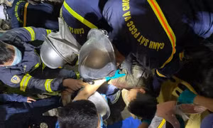 Kịp thời giải cứu người bị mắc kẹt do giàn giáo đổ sập