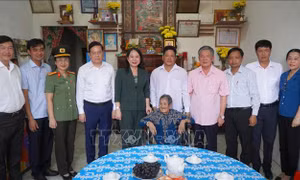 Lãnh đạo Đảng, Nhà nước thăm, tặng quà các gia đình chính sách, người lao động có hoàn cảnh khó khăn