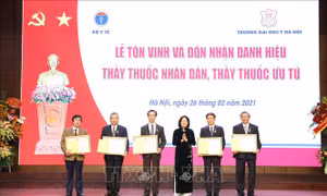 Phó Chủ tịch nước trao tặng danh hiệu Thầy thuốc Nhân dân cho 5 bác sỹ