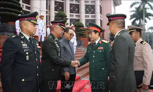 Tư lệnh Lực lượng Quốc phòng Quân đội Hoàng gia Thái Lan thăm chính thức Việt Nam