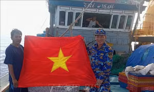 'Ngọn cờ vững chắc' của Đảng giữa trùng khơi