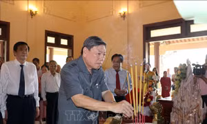 Dâng hương kỷ niệm 102 năm Ngày sinh Thủ tướng Chính phủ Võ Văn Kiệt