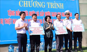 Bến Tre: Tặng bồn chứa nước, nước ngọt cho người dân vùng hạn, mặn