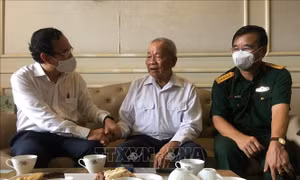 Lãnh đạo TP Hồ Chí Minh thăm, tặng quà các gia đình chính sách