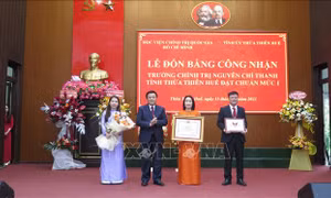 Đồng chí Nguyễn Xuân Thắng trao bằng đạt chuẩn mức 1 cho Trường Chính trị Nguyễn Chí Thanh 