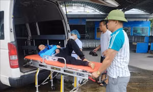 Đưa bệnh nhân viêm ruột thừa cấp từ đảo Quan Lạn về đất liền cấp cứu