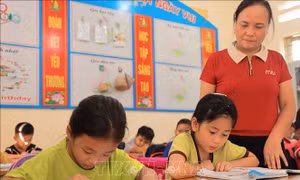 Ổn định việc ăn, ở và học tập cho 107 học sinh thôn Làng Nủ