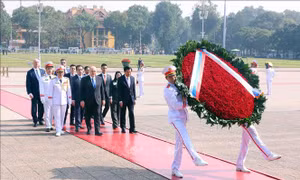 Thủ tướng Liên bang Nga Mikhail Mishustin vào Lăng viếng Chủ tịch Hồ Chí Minh