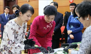 Phu nhân Tổng Bí thư tiếp và cùng Phu nhân Thủ tướng Nhật Bản trải nghiệm làm bánh cốm