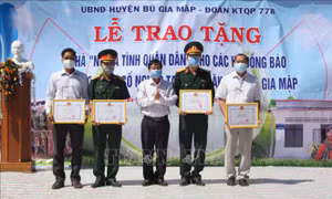 Trao nhà 'Tình nghĩa quân-dân' tặng đồng bào dân tộc thiểu số nghèo vùng biên giới