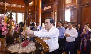 Chủ tịch Quốc hội Trần Thanh Mẫn dâng hương tưởng nhớ Chủ tịch Hồ Chí Minh tại Nghệ An