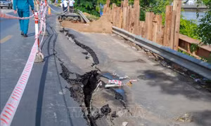 Xử lý sạt lở Quốc lộ 80: Phương tiện được lưu thông 2 chiều trên tuyến tránh Long Xuyên 