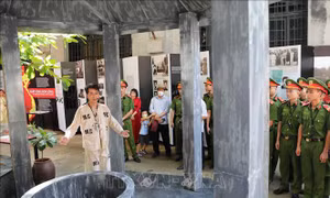 Xúc động câu chuyện 'Cung trầm tháng 7' tại Di tích Nhà tù Hỏa Lò