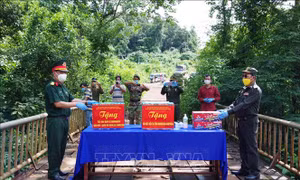 Đắk Nông: Tặng quà lực lượng vũ trang và Việt kiều tại tỉnh Mondulkiri (Campuchia)