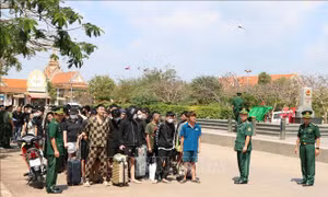 Công an tỉnh An Giang tiếp nhận 78 công dân Việt Nam do Campuchia trao trả