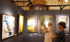 Những cánh cửa di sản Huế