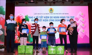 TP Hồ Chí Minh: Tặng sổ tiết kiệm cho 114 trẻ mồ côi do dịch COVID-19