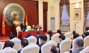 Chủ tịch Quốc hội Vương Đình Huệ gặp mặt cộng đồng người Việt Nam tại Trung Quốc