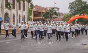 Người dân sôi nổi tham gia giải chạy ở Yên Bái, Nam Định