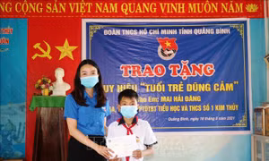Nam sinh 12 tuổi cứu người đuối nước nhận Huy hiệu 'Tuổi trẻ dũng cảm'