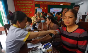 Khám bệnh, tư vấn sức khỏe, cấp phát thuốc miễn phí cho hội viên phụ nữ