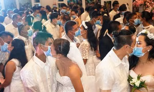 220 đôi uyên ương trao nụ hôn khi vẫn đeo khẩu trang phòng COVID-19