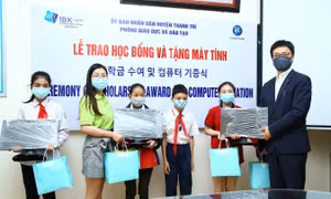 Hà Nội: Trao học bổng và máy tính cho học sinh nghèo huyện Thanh Trì