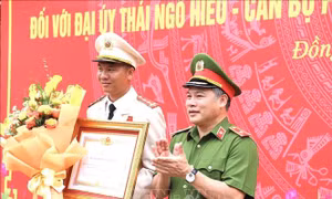 Trao Huân chương Dũng cảm tặng Đại úy Thái Ngô Hiếu 