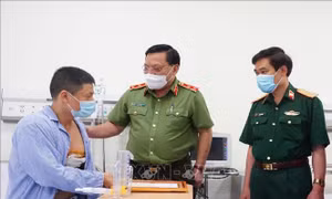Lãnh đạo Bộ Công an gửi thư khen lái xe dũng cảm khống chế đối tượng truy nã đặc biệt