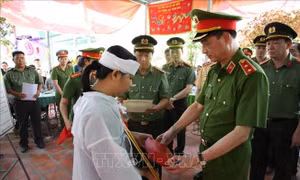Truy thăng cấp hàm Trung tá cho cán bộ Cảnh sát giao thông Long An hy sinh khi làm nhiệm vụ