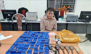 Bắt đối tượng mua bán trái phép gần 18.000 viên hồng phiến và 2,5 bánh heroin