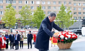 Tổng Bí thư Tô Lâm và Phu nhân dâng hoa tưởng nhớ Chủ tịch Hồ Chí Minh và Tổng Bí thư Lê Duẩn tại Moskva