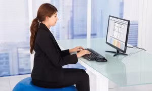 Tư thế ngồi có thể ảnh hưởng đến quyết định và cảm xúc