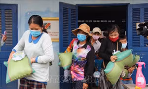 Những món quà nghĩa tình đến với bà con gốc Việt tại tỉnh Kandal của Campuchia 