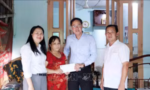 Động viên các gia đình bị ảnh hưởng bởi bão số 3 tại TP Hồ Chí Minh