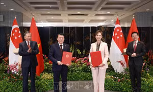 Tổng Bí thư Tô Lâm và Thủ tướng Singapore chứng kiến trao các văn kiện hợp tác giữa hai nước 
