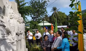 Phó Thủ tướng Phạm Bình Minh dự lễ Khánh thành công trình Chỉnh trang Nghĩa trang Hàng Keo