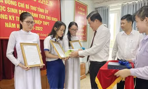 Đồng Nai: Khen thưởng các thủ khoa Kỳ thi tốt nghiệp THPT 2022