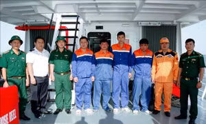 Bộ đội Biên phòng Cần Thơ tiếp nhận thuyền viên gặp nạn tại luồng Định An