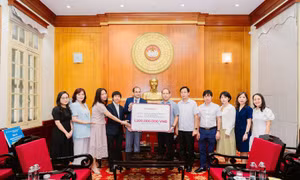 Hỗ trợ đồng bào vùng bão lũ và học sinh vượt khó học giỏi 