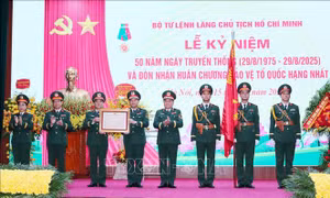 Bộ Tư lệnh Lăng Chủ tịch Hồ Chí Minh đón nhận Huân chương Bảo vệ Tổ quốc hạng Nhất